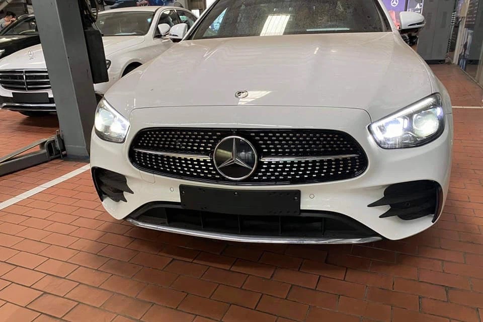 Lưới tản nhiệt của Mercedes-Benz E 300 AMG 2021 được lật ngược lại ở lần nâng cấp giữa vòng đời này. Lưới tản nhiệt của Mercedes-Benz E 300 AMG 2021 được lật ngược lại ở lần nâng cấp giữa vòng đời này.