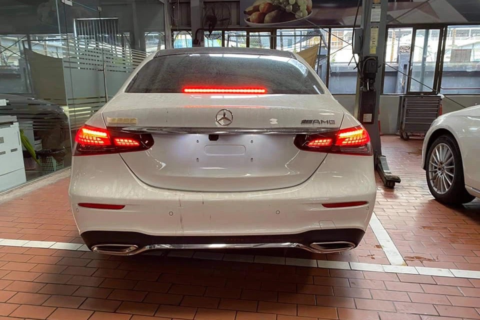 Đèn hậu của Mercedes-Benz E-Class 2021 với giao diện LED mới. Đèn hậu của Mercedes-Benz E-Class 2021 với giao diện LED mới.