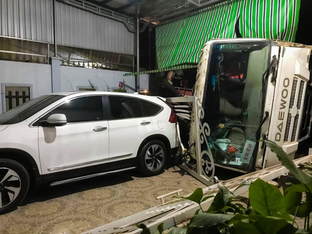 Chiếc xe bơm bê tông chui đầu vào sân nhà dân Chiếc xe bơm bê tông chui đầu vào sân nhà dân