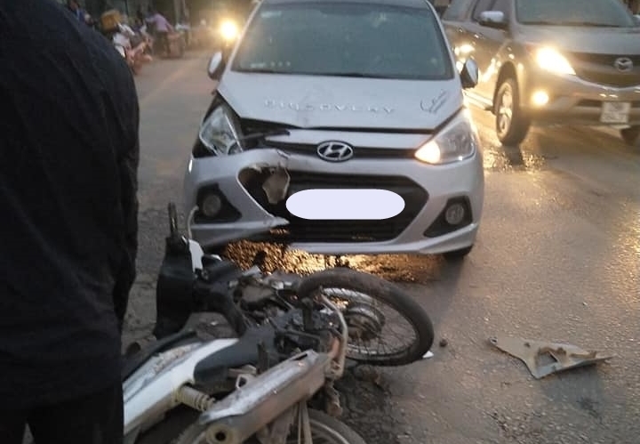 Hiện trường vụ thanh niên chạy xe máy lấn làn, tông thẳng vào đầu xe Hyundai i10 Hiện trường vụ thanh niên chạy xe máy lấn làn, tông thẳng vào đầu xe Hyundai i10