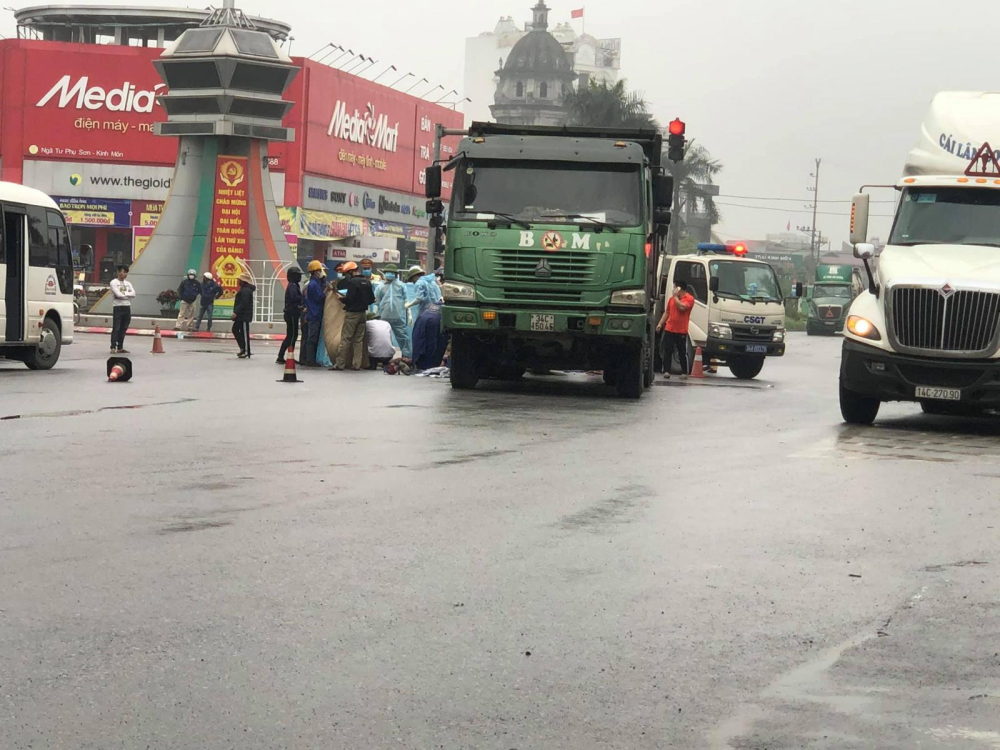 Lực lượng chức năng có mặt tại hiện trường vụ tai nạn Lực lượng chức năng có mặt tại hiện trường vụ tai nạn