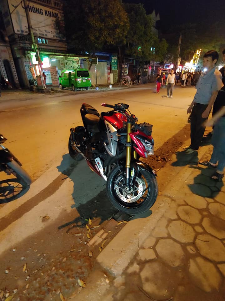 Chiếc mô tô phân khối lớn bị hư hỏng sau vụ tai nạn Chiếc mô tô phân khối lớn bị hư hỏng sau vụ tai nạn