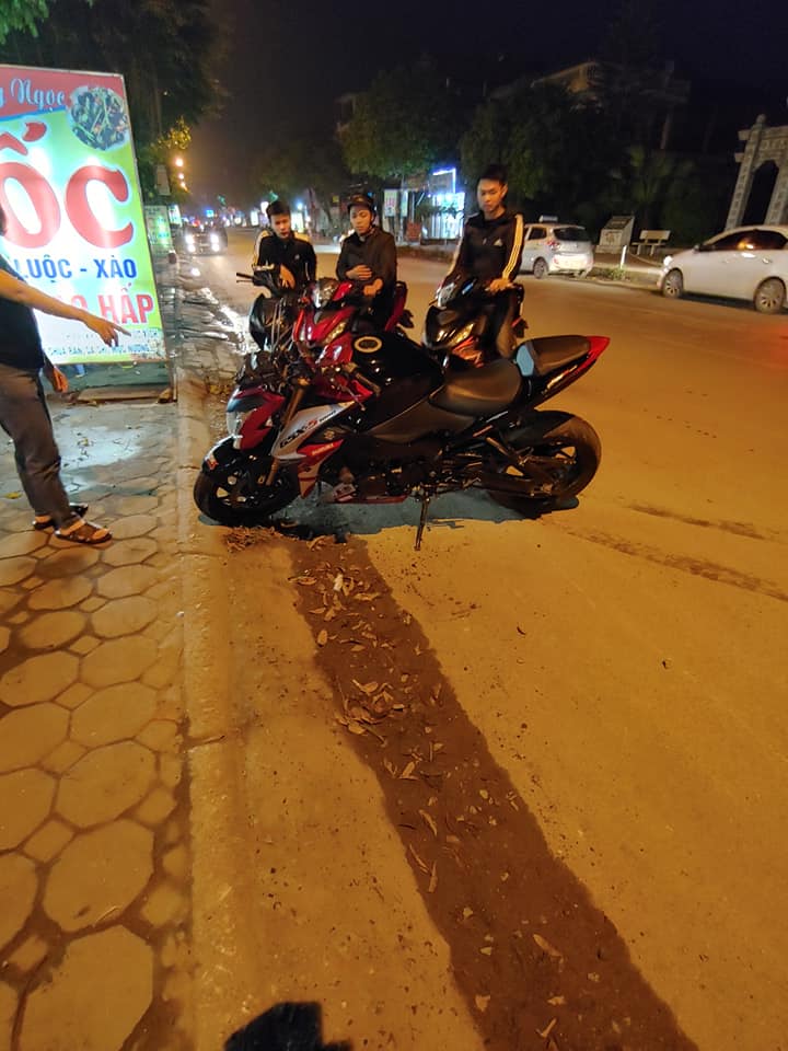 Chiếc mô tô phân khối lớn Suzuki GSX-S1000 tại hiện trường Chiếc mô tô phân khối lớn Suzuki GSX-S1000 tại hiện trường