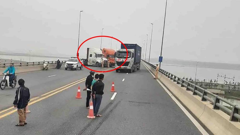 Tai nạn xe container trên cầu Tân Vũ - Lạch Huyện vào chiều qua Tai nạn xe container trên cầu Tân Vũ - Lạch Huyện vào chiều qua