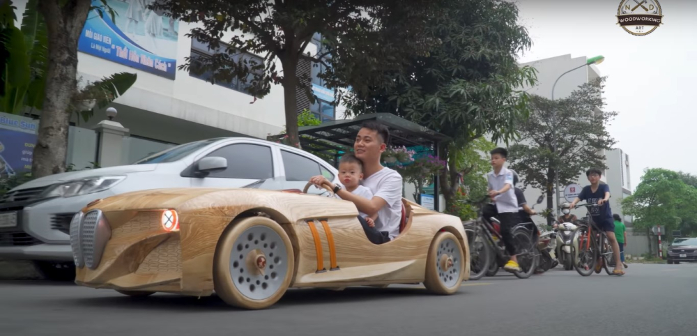 Anh Đạo điều khiển chiếc ô tô bằng gỗ đưa con đi mẫu giáo Anh Đạo điều khiển chiếc ô tô bằng gỗ đưa con đi mẫu giáo