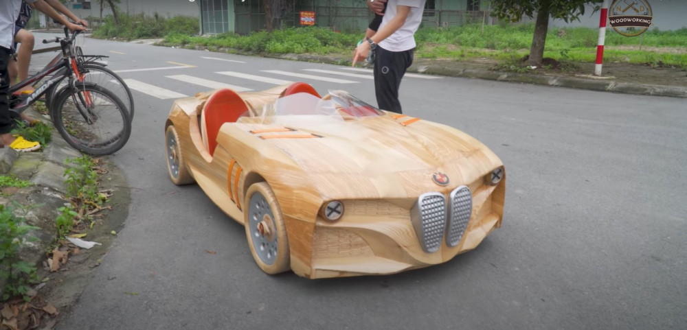 Chiếc ô tô bằng gỗ có 2 chỗ ngồi bên trong Chiếc ô tô bằng gỗ có 2 chỗ ngồi bên trong