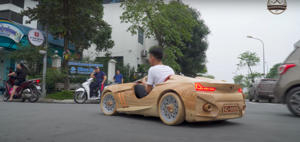 Chiếc BMW bằng gỗ này được trang bị đèn pha và đèn hậu có thể bật lên Chiếc BMW bằng gỗ này được trang bị đèn pha và đèn hậu có thể bật lên