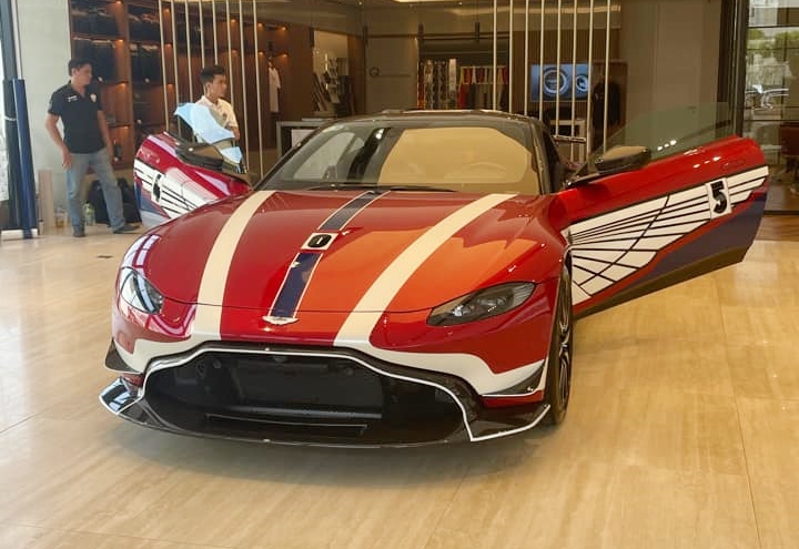 Chiếc xe Aston Martin V8 Vantage này có giá bán gần 15 tỷ đồng Chiếc xe Aston Martin V8 Vantage này có giá bán gần 15 tỷ đồng