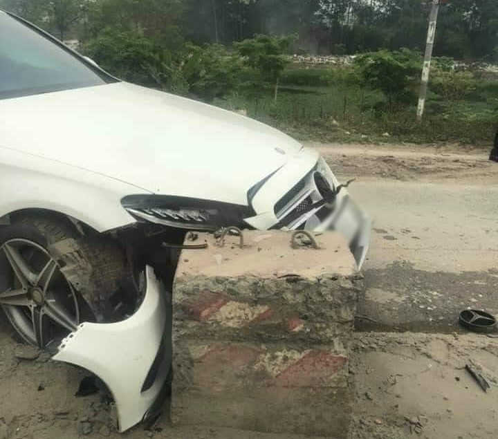 Vụ tai nạn khiến đèn pha của xe Mercedes-Benz C300 AMG bị bể Vụ tai nạn khiến đèn pha của xe Mercedes-Benz C300 AMG bị bể