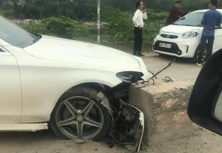 Mercedes-Benz C300 AMG hỏng nặng đầu xe sau khi tông trúng trụ bê tông giữa đường Mercedes-Benz C300 AMG hỏng nặng đầu xe sau khi tông trúng trụ bê tông giữa đường