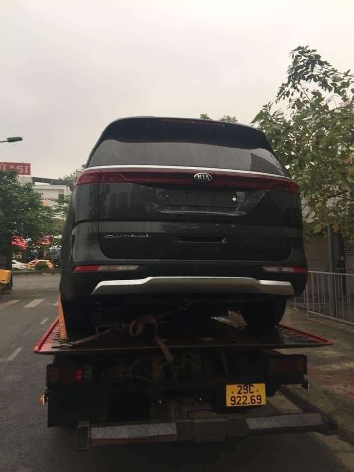 Tại quê nhà Hàn Quốc và một số thị trường quốc tế khác, Kia Sedona đã được đổi tên thành Carnival sau khi cập nhật logo mới. Tại quê nhà Hàn Quốc và một số thị trường quốc tế khác, Kia Sedona đã được đổi tên thành Carnival sau khi cập nhật logo mới.