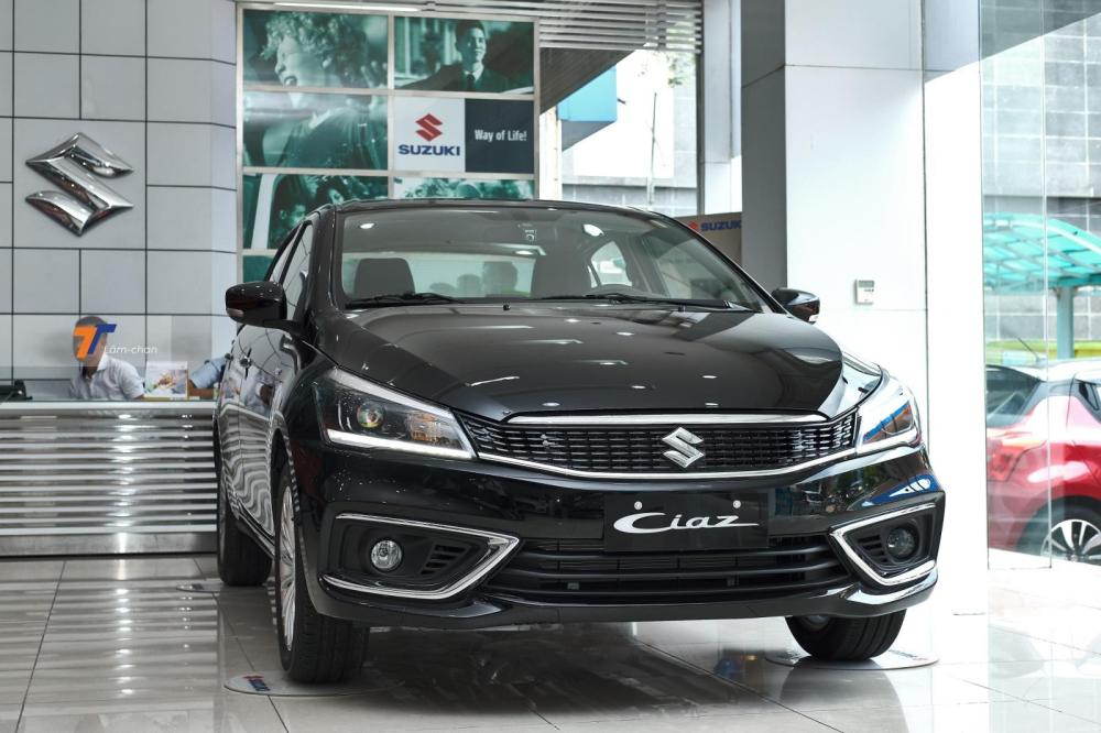 Suzuki Ciaz được nhập khẩu nguyên chiếc từ Thái Lan chứ không được lắp ráp trong nước như các đối thủ cùng phân khúc nên được chốt giá niêm yết khá cao. Suzuki Ciaz được nhập khẩu nguyên chiếc từ Thái Lan chứ không được lắp ráp trong nước như các đối thủ cùng phân khúc nên được chốt giá niêm yết khá cao.