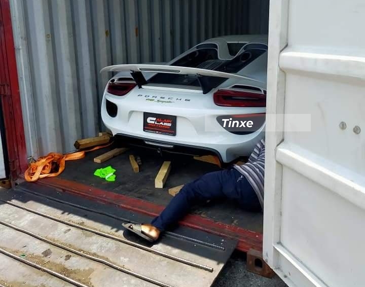 Rất nhiều người đã hỗ trợ đưa chiếc Porsche 918 Spyder này về Việt Nam cho nữ doanh nhân 9X, và khi xe về đến cảng Cát Lái nằm chờ hơn 3 tháng mới thông quan Rất nhiều người đã hỗ trợ đưa chiếc Porsche 918 Spyder này về Việt Nam cho nữ doanh nhân 9X, và khi xe về đến cảng Cát Lái nằm chờ hơn 3 tháng mới thông quan