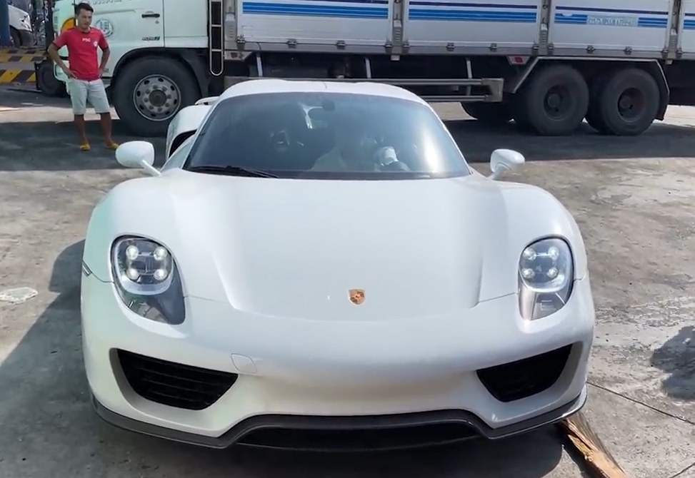 Chiếc siêu xe Porsche 918 Spyder là xe hypercar thứ 3 được nhập khẩu về cảng Việt Nam Chiếc siêu xe Porsche 918 Spyder là xe hypercar thứ 3 được nhập khẩu về cảng Việt Nam