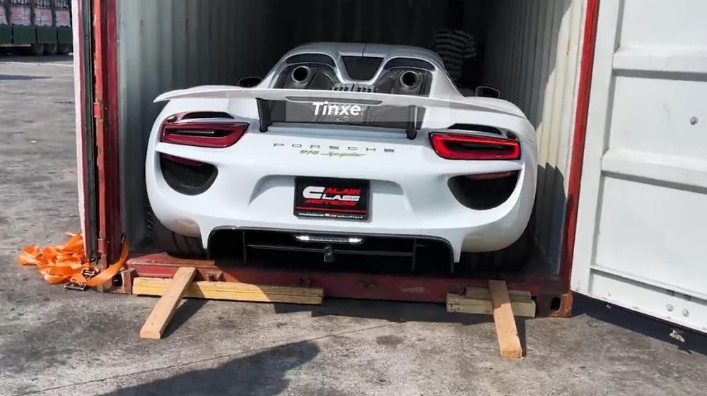 Xe được mua từ đại lý rất nổi tiếng ở Dubai, nơi bán Pagani Huayra cho Minh Xe được mua từ đại lý rất nổi tiếng ở Dubai, nơi bán Pagani Huayra cho Minh Nhựa hay McLaren Senna của Hoàng Kim Khánh