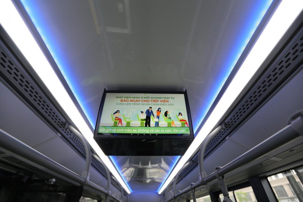 Phía trên trần của VinBus là đèn trang trí màu xanh dương, ngoài ra xe cũng có tivi nhằm phục vụ quảng cáo. Phía trên trần của VinBus là đèn trang trí màu xanh dương, ngoài ra xe cũng có tivi nhằm phục vụ quảng cáo.