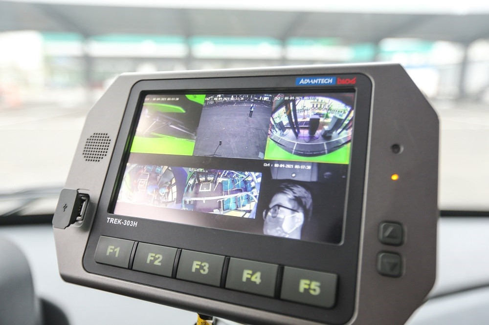 VinBus được trang bị hệ thống camera trong và ngoài xe giúp tài xế dễ quan sát. VinBus được trang bị hệ thống camera trong và ngoài xe giúp tài xế dễ quan sát.