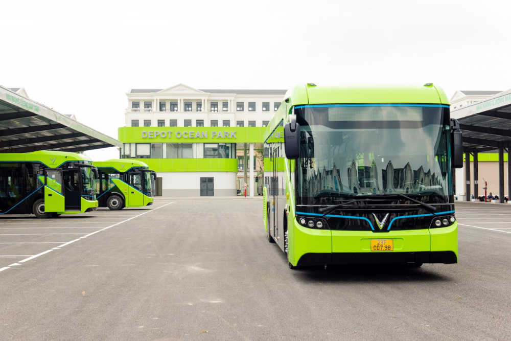 VinBus có thiết kế hiện đại với các mặt kính lớn, 2 tông màu xanh lá/đen là chủ đạo nhưng điểm xuyết viền xanh dương để nổi bật tính chất xe điện. VinBus có thiết kế hiện đại với các mặt kính lớn, 2 tông màu xanh lá/đen là chủ đạo nhưng điểm xuyết viền xanh dương để nổi bật tính chất xe điện.