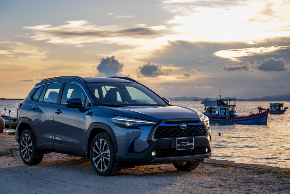 Toyota Corolla Cross có giá khởi điểm đủ để cạnh tranh với những mẫu B-SUV nhưng thực tế bản V tầm trung của mẫu xe này (giá 820 triệu đồng) lại hút khách hơn. Toyota Corolla Cross có giá khởi điểm đủ để cạnh tranh với những mẫu B-SUV nhưng thực tế bản V tầm trung của mẫu xe này (giá 820 triệu đồng) lại hút khách hơn.