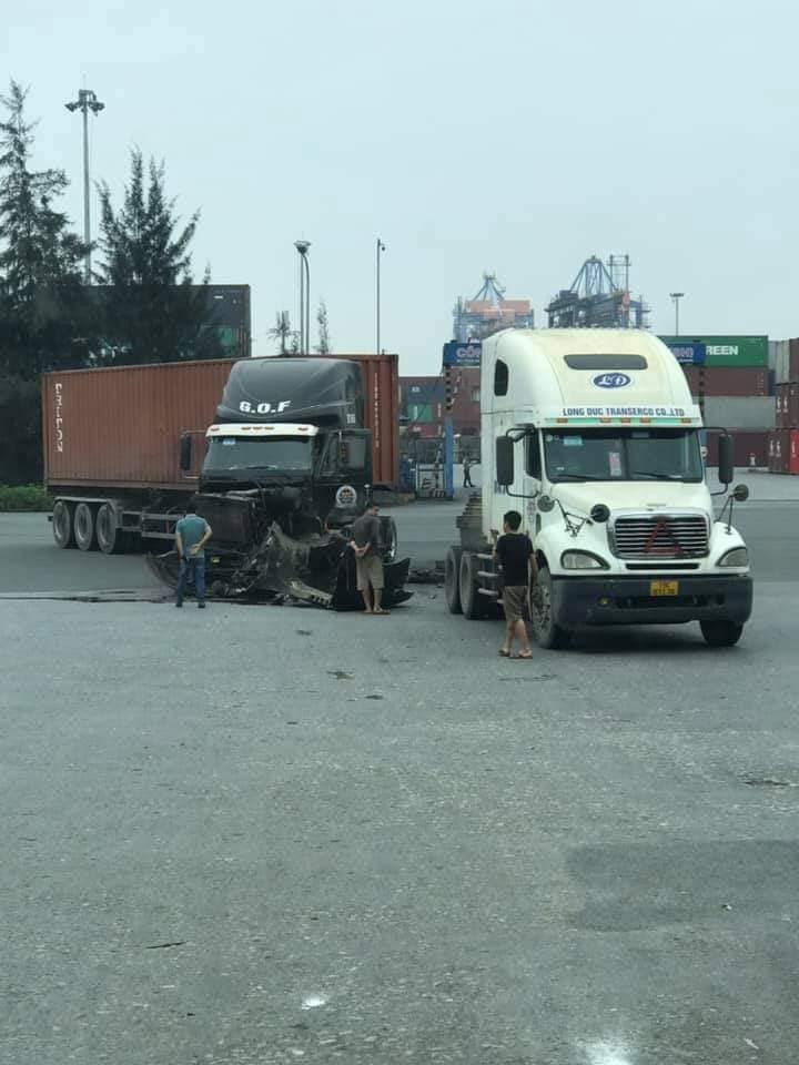 Chiếc xe container lắp camera hành trình bị hư hỏng nặng ở phần đầu xe Chiếc xe container lắp camera hành trình bị hư hỏng nặng ở phần đầu xe