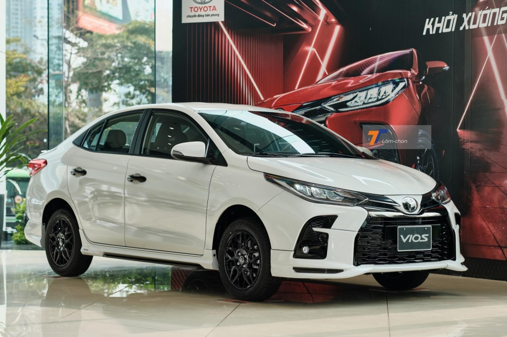Toyota Vios 2021 có thêm bản GR-S thể thao để đối đầu với bản RS của Honda City 2021 nhưng lại có giá bán cao hơn khá nhiều, ngang với cả một mẫu sedan hạng C như Kia Cerato. Toyota Vios 2021 có thêm bản GR-S thể thao để đối đầu với bản RS của Honda City 2021 nhưng lại có giá bán cao hơn khá nhiều, ngang với cả một mẫu sedan hạng C như Kia Cerato.