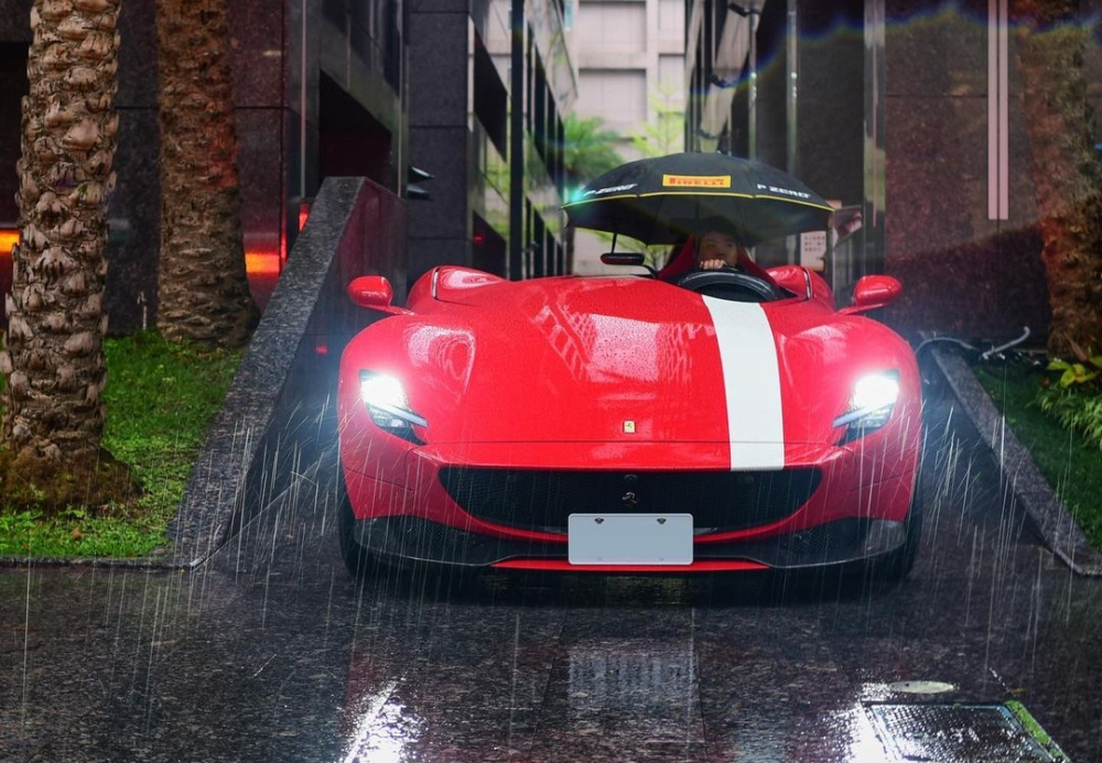 Khổ như đại gia: Chi hơn 65 tỷ đồng sở hữu Ferrari Monza SP1 nhưng mưa xuống phải che dù