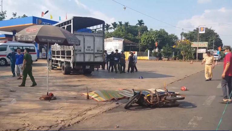 Vụ tai nạn làm 2 người đi trên xe máy tử vong tại chỗ Vụ tai nạn làm 2 người đi trên xe máy tử vong tại chỗ