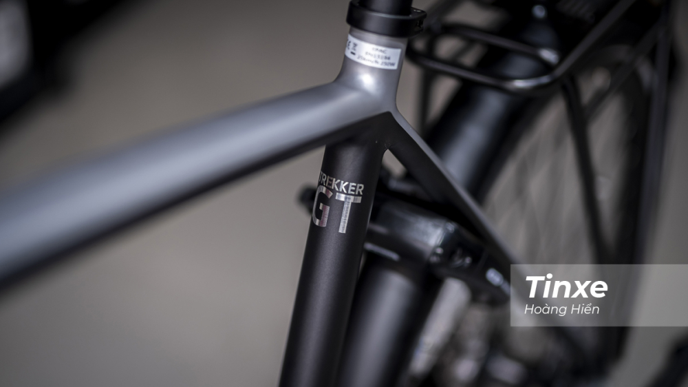 Khung xe được làm từ hợp kim nhôm nên đảm bảo được sự chắc chắn và cũng giúp trọng lượng xe tương đối nhẹ - khoảng 24 kg, đã bao gồm cả pin và bộ motor truyền động.