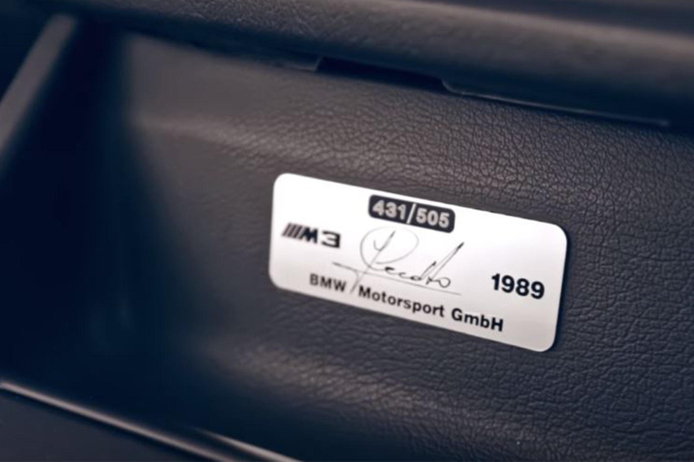 Mảnh kim loại ghi số seri bên trong BMW E30 M3 Cecotto