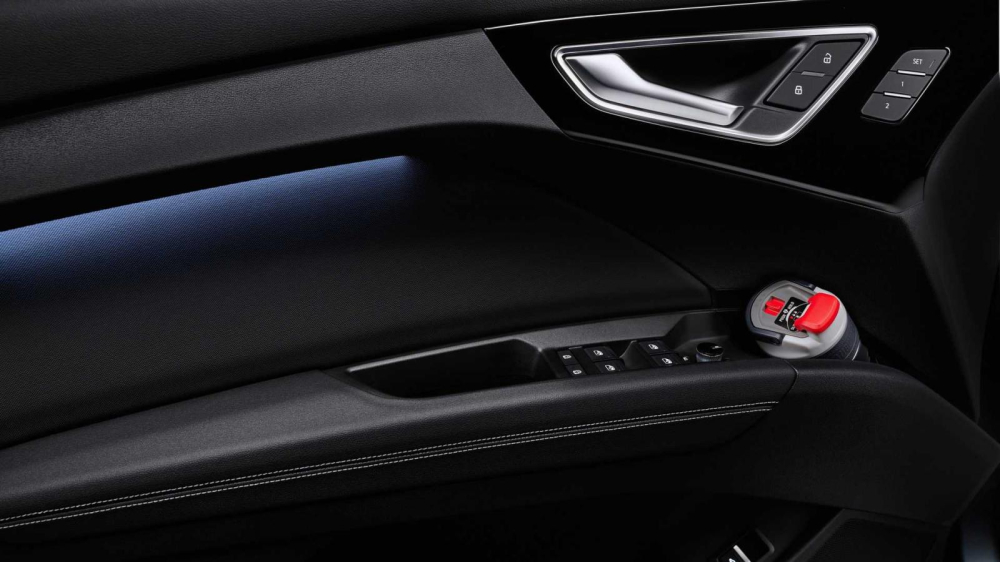 Trên mặt cửa của Audi Q4 E-Tron và Q4 Sportback E-Tron 2022 có ngăn đựng được bình nước 1,5 lít Trên mặt cửa của Audi Q4 E-Tron và Q4 Sportback E-Tron 2022 có ngăn đựng được bình nước 1,5 lít