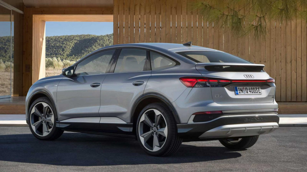 Audi Q4 E-Tron và Q4 Sportback E-Tron 2022 đều có đèn hậu nối liền nhau Audi Q4 E-Tron và Q4 Sportback E-Tron 2022 đều có đèn hậu nối liền nhau