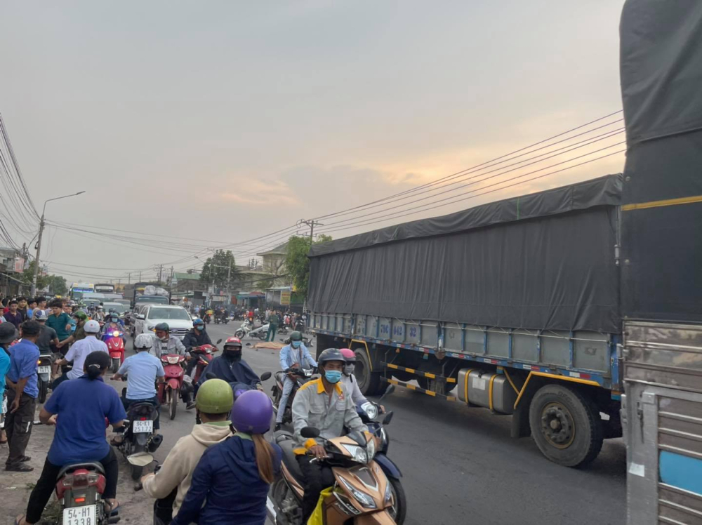 Chiếc ô tô tải tại hiện trường vụ tai nạn Chiếc ô tô tải tại hiện trường vụ tai nạn