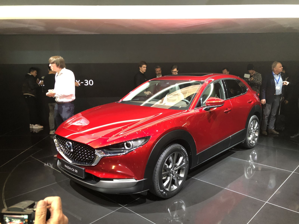 Mazda CX-30 tại nước ngoài được gọi là “tiểu CX-5”, nhắm đến đối tượng khách hàng thấy CX-3 quá nhỏ còn CX-5 lại quá to. Mazda CX-30 tại nước ngoài được gọi là “tiểu CX-5”, nhắm đến đối tượng khách hàng thấy CX-3 quá nhỏ còn CX-5 lại quá to.