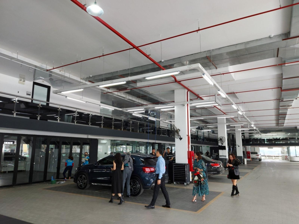 Các dịch vụ kiểm tra, sửa chữa, bảo dưỡng, dán phim, chăm sóc xe cũng được thực hiện ở khu vực tầng 1. Các dịch vụ kiểm tra, sửa chữa, bảo dưỡng, dán phim, chăm sóc xe cũng được thực hiện ở khu vực tầng 1.