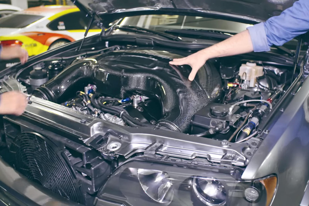 Nó có trang bị một khối động cơ V12 giống như McLaren F1 bản xe đua Nó có trang bị một khối động cơ V12 giống như McLaren F1 bản xe đua