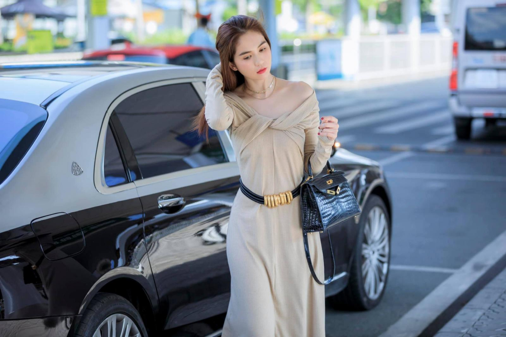 Ngọc Trinh cùng xe siêu sang Mercedes-Maybach S560 Ngọc Trinh cùng xe siêu sang Mercedes-Maybach S560