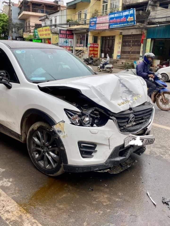 Chiếc Mazda CX-5 bị biến dạng ở đầu xe Chiếc Mazda CX-5 bị biến dạng ở đầu xe