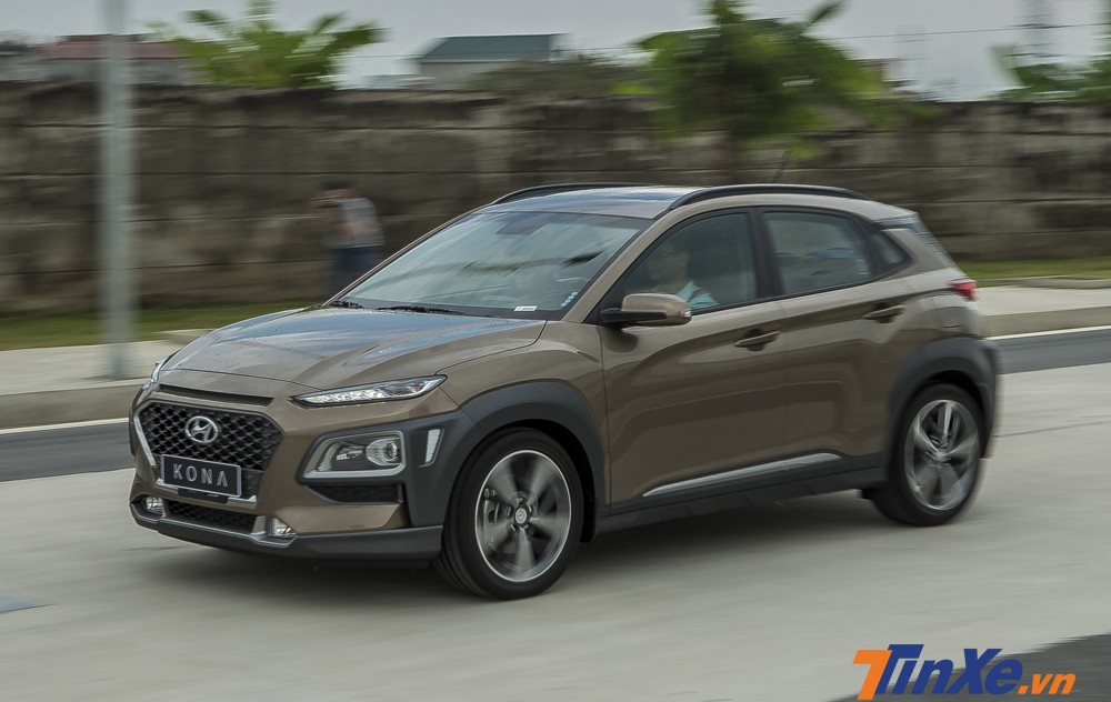 Hyundai Kona từng là mẫu xe số 1 phân khúc nhưng nhanh chóng bị hạ bệ sau khi Kia Seltos xuất hiện. Hyundai Kona từng là mẫu xe số 1 phân khúc nhưng nhanh chóng bị hạ bệ sau khi Kia Seltos xuất hiện.