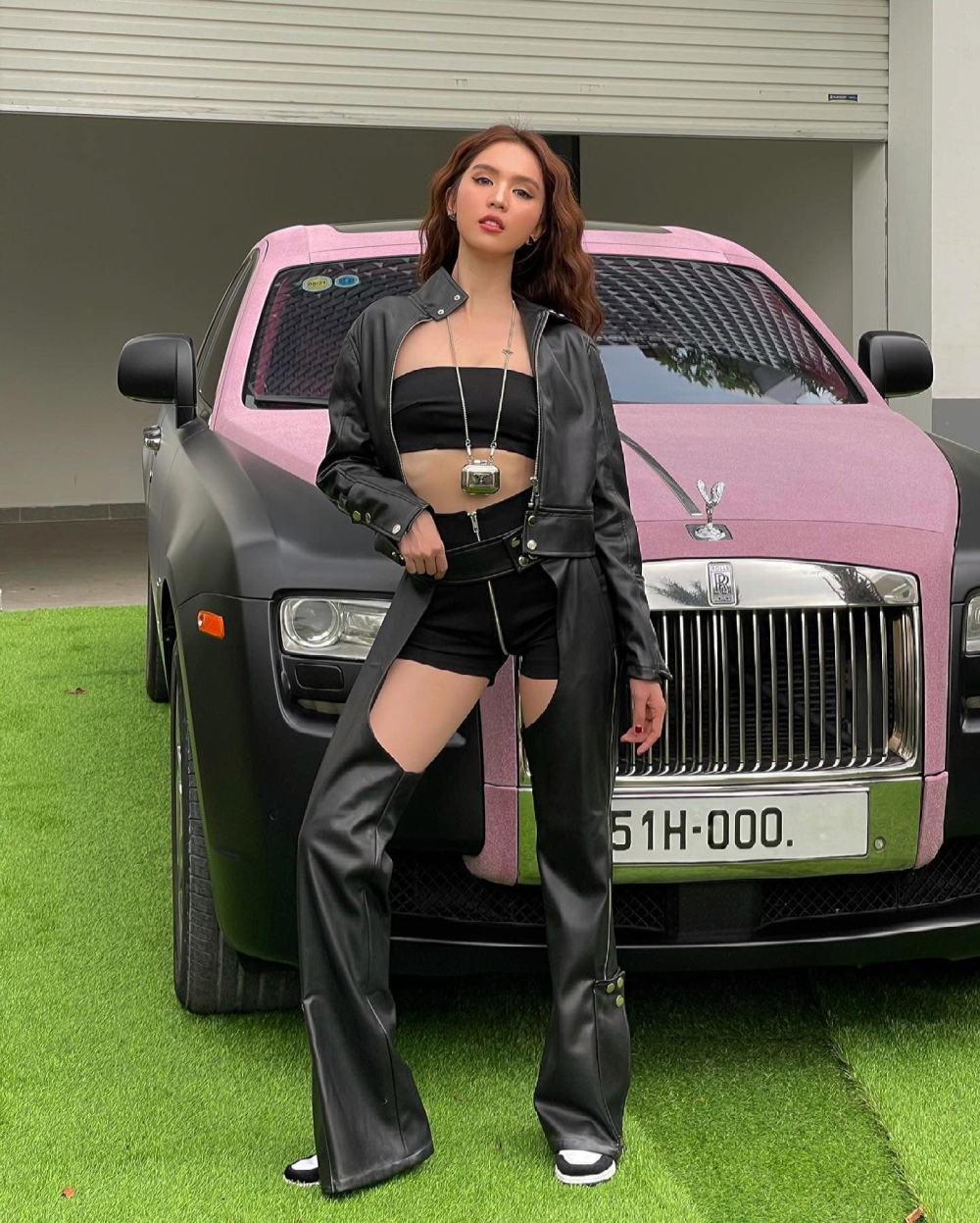 Ngọc Trinh cùng xe siêu sang Rolls-Royce Ghost Ngọc Trinh cùng xe siêu sang Rolls-Royce Ghost