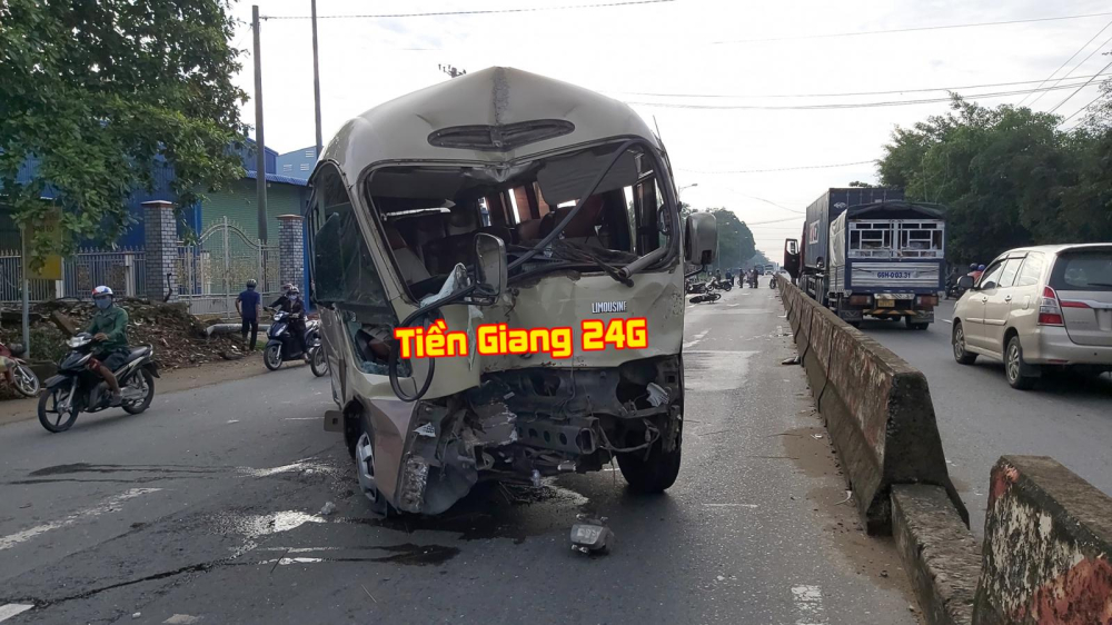 Chiếc ô tô khách tông vào cột điện sau khi va chạm với xe máy Chiếc ô tô khách tông vào cột điện sau khi va chạm với xe máy