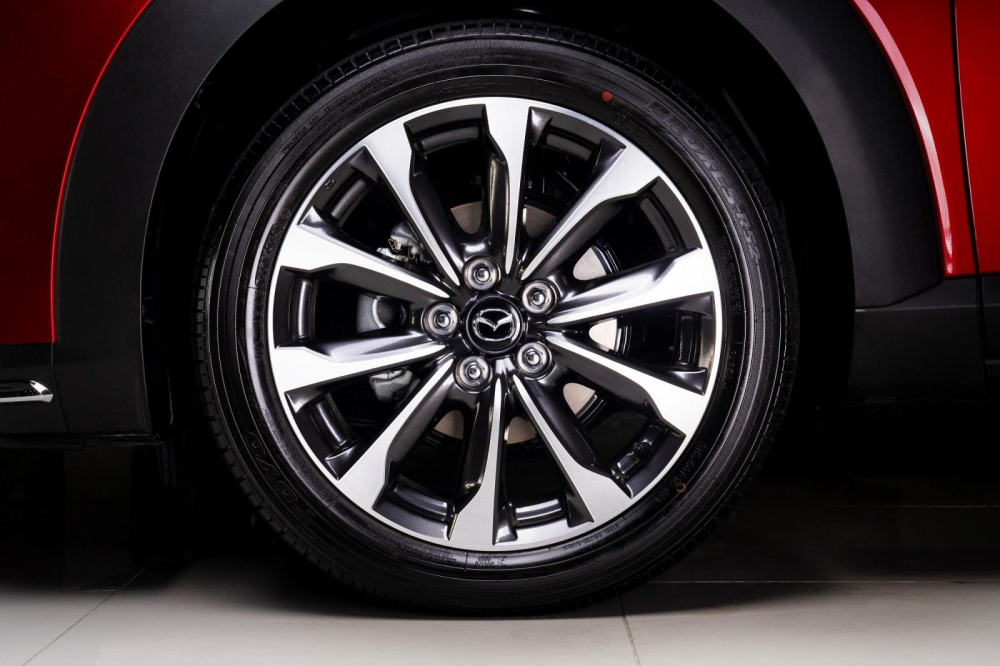 Bản Luxury và Premium của Mazda CX-3 sử dụng chung mâm hợp kim 18 inch. Bản Luxury và Premium của Mazda CX-3 sử dụng chung mâm hợp kim 18 inch.