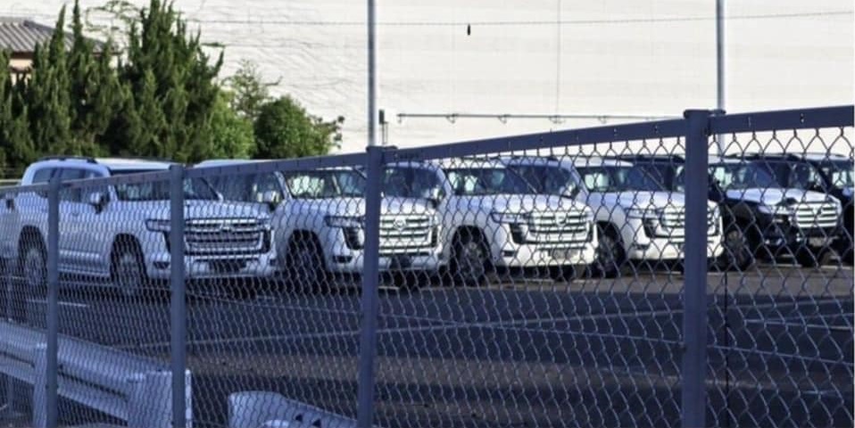 Lô xe Toyota Land Cruiser thế hệ mới bị chụp khi đang nằm trong bãi đỗ Lô xe Toyota Land Cruiser thế hệ mới bị chụp khi đang nằm trong bãi đỗ