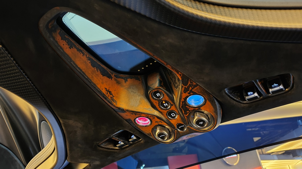 McLaren Speedtail có nhiều công nghệ hiện đại, bảng điều khiển trung tâm bao gồm các nút bấm chạy được đặt trên cao McLaren Speedtail có nhiều công nghệ hiện đại, bảng điều khiển trung tâm bao gồm các nút bấm chạy được đặt trên cao