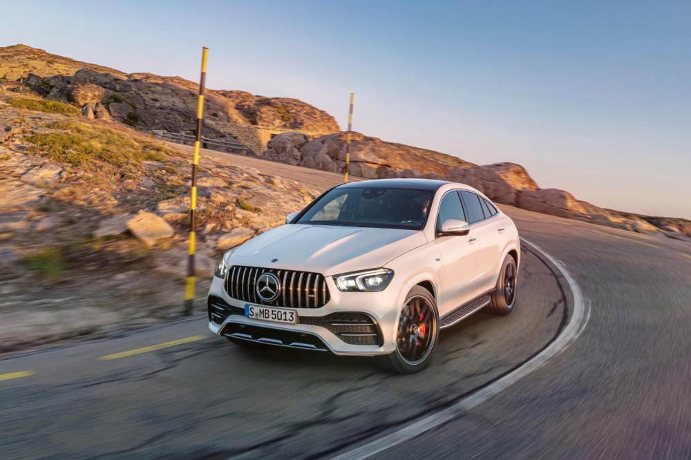Hệ dẫn động AMG Performance 4Matic+ có khả năng phân bổ linh hoạt sức kéo giữa cầu trước và cầu sau, hoặc thậm chí hoàn toàn chỉ sử dụng cầu sau. Hệ dẫn động AMG Performance 4Matic+ có khả năng phân bổ linh hoạt sức kéo giữa cầu trước và cầu sau, hoặc thậm chí hoàn toàn chỉ sử dụng cầu sau.