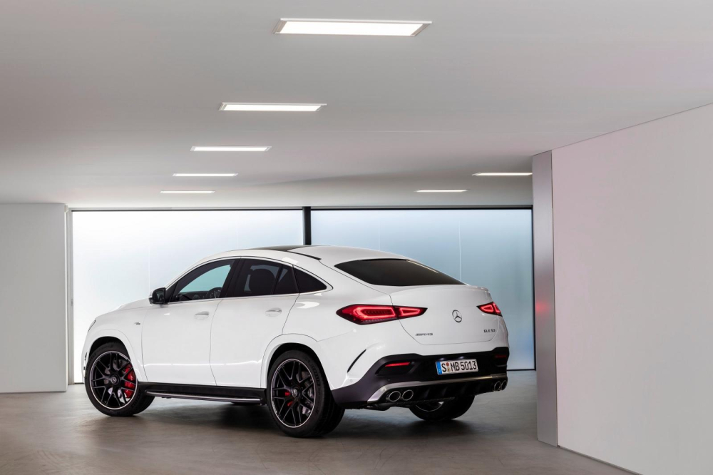 Đuôi xe thể thao với hệ thống ống xả kép AMG gồm 2 pô mỗi bên, đi kèm cả tính năng điều chỉnh âm thanh. Đuôi xe thể thao với hệ thống ống xả kép AMG gồm 2 pô mỗi bên, đi kèm cả tính năng điều chỉnh âm thanh.