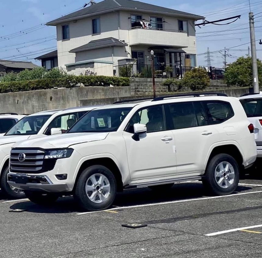 Chiếc Toyota Land Cruiser 2022 này thuộc bản GX.R hoặc VX Chiếc Toyota Land Cruiser 2022 này thuộc bản GX.R hoặc VX