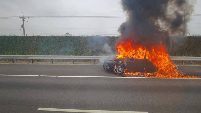 Chiếc siêu SUV Lamborghini Urus bốc cháy như quả cầu lửa bên đường Chiếc siêu SUV Lamborghini Urus bốc cháy như quả cầu lửa bên đường