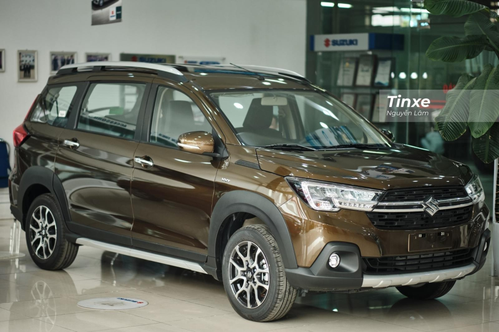 Suzuki XL7 có giá bán lẻ đề xuất là 589,9 triệu đồng cho bản ghế nỉ, bản ghế da cần chi thêm 10 triệu đồng. Suzuki XL7 có giá bán lẻ đề xuất là 589,9 triệu đồng cho bản ghế nỉ, bản ghế da cần chi thêm 10 triệu đồng.