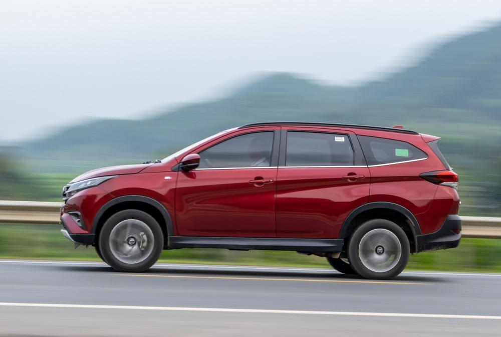 Toyota Rush là mẫu xe duy nhất trong phân khúc được trang bị hệ dẫn động cầu sau. Toyota Rush là mẫu xe duy nhất trong phân khúc được trang bị hệ dẫn động cầu sau.