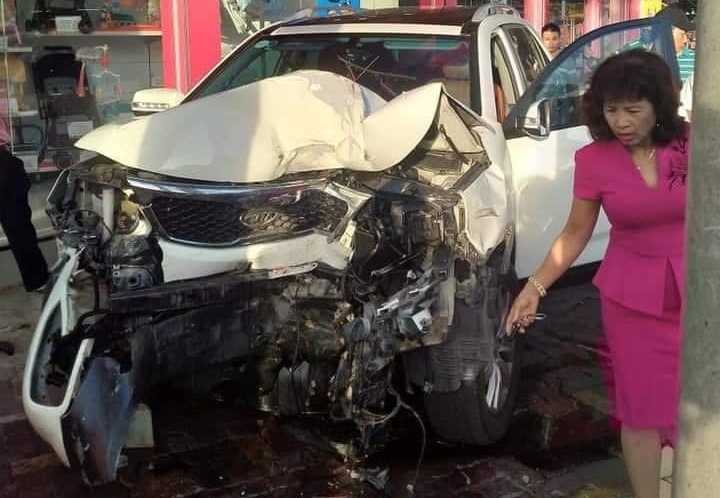 Nữ tài xế điều khiển xe Kia Sorento nhiều khả năng đạp nhầm chân ga dẫn đến vụ tai nạn liên hoàn này Nữ tài xế điều khiển xe Kia Sorento nhiều khả năng đạp nhầm chân ga dẫn đến vụ tai nạn liên hoàn này